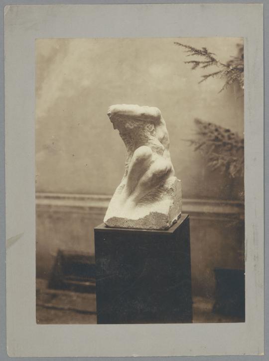 Sitzendes Weib, 1904, Euville-Kalkstein
