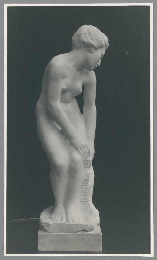 Mädchenfigur, 1905/06, Marmor