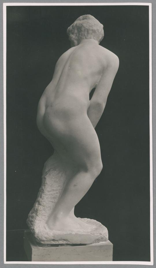 Mädchenfigur, 1905/06, Marmor