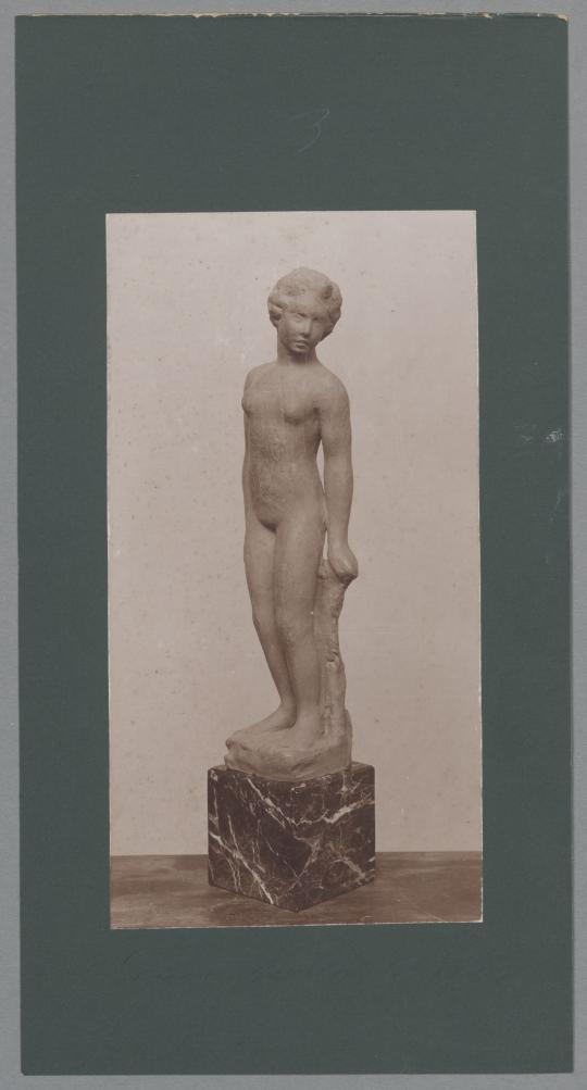 Stehendes Mädchen, 1906, Stucco