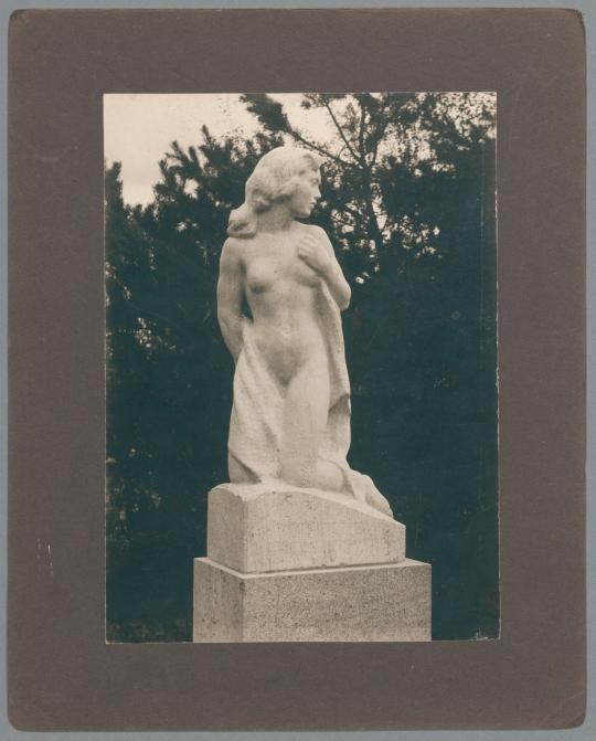 Kniendes Mädchen, 1909, Kalkstein