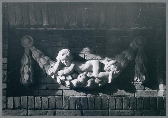 Relief Festons mit Putten für Haus Epstein, 1911, Steinguss bemalt