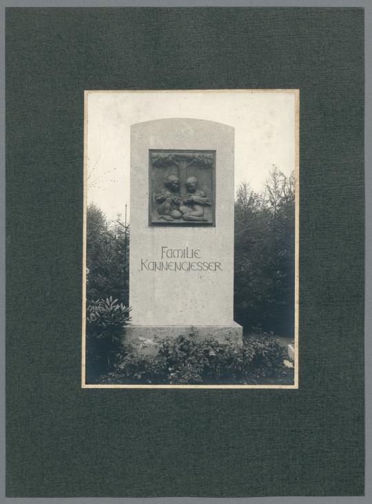 Grabmal Familie Kannengiesser, Relief, 1911, Bronze