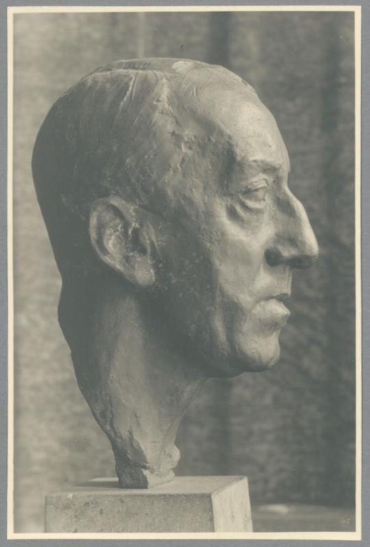 Porträt Henry van de Velde, 1913, Bronze

Architekt, Designer