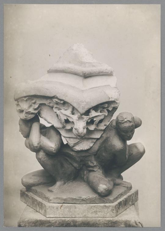 Trägerfiguren für ein Architekturfragment, 1914, Bronze und Stein