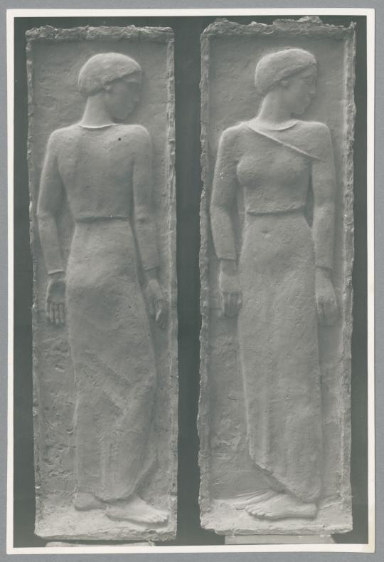 2 Reliefs Trauernde Frauen, 1918/19, Gips