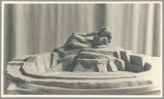 Brunnen mit liegendem Weib, 1919, Gips oder Ton
