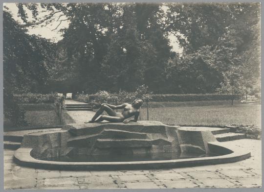 Brunnen mit liegendem Weib, 1919/20, Bronze