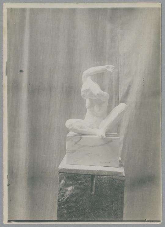 Hockende Frau, 1924, Gips