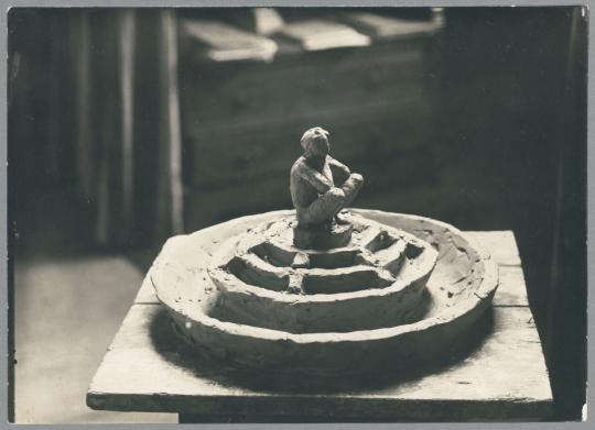 Brunnenentwurf mit Sitzender, 1925, Ton