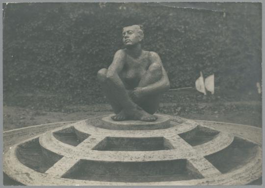 Brunnen mit Kauernder, Detail, 1925, Bronze und Kalkstein