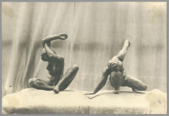 links: Hockende Frau, Bronze, 1924; rechts: Bewegungsskizze II, Bronze, 1925