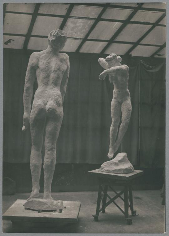 Phantom (li.) und Schwebende (re.), 1926, Gips