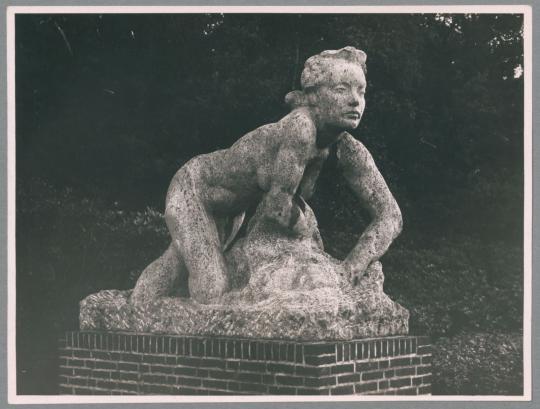 Kriechende I, 1926/27, Kalkstein
