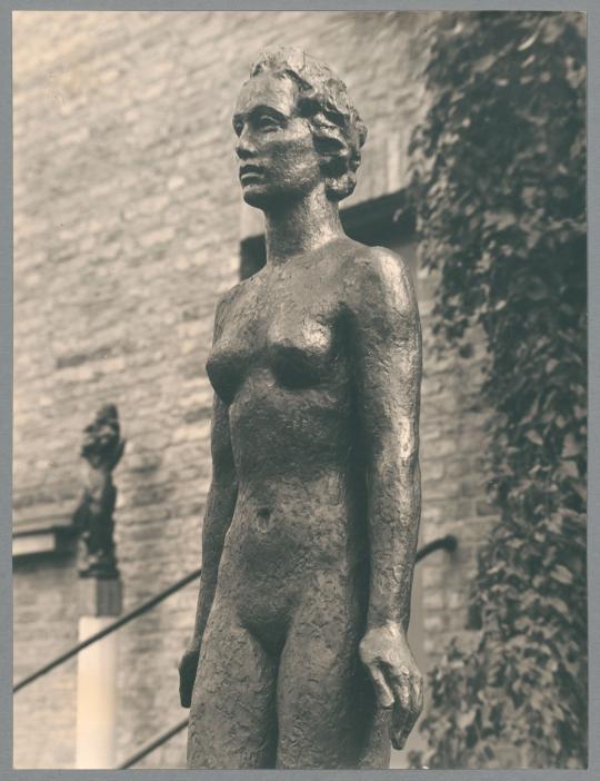 Frauenstatue II, Detail, 1929, Bronze