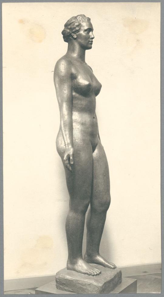 Frauenstatue III, 1933, Bronze oder Messing