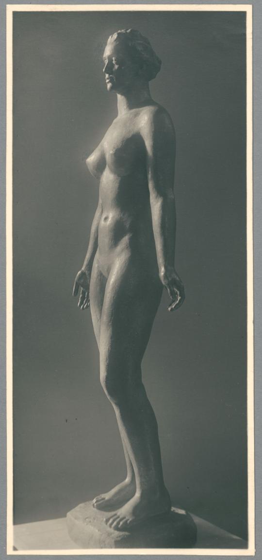 Frauenstatue III, 1933, Bronze oder Messing