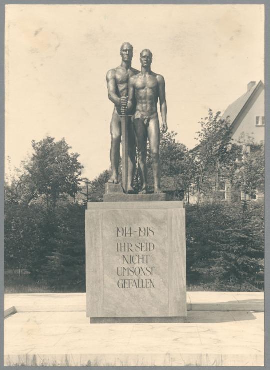 Krieger-Ehrenmal Stralsund, 1934/35, Bronze auf Steinsockel