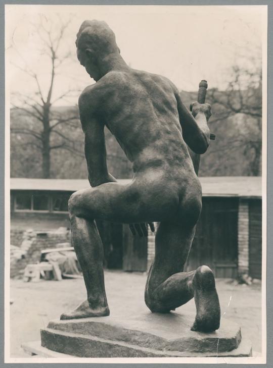 Denkmal Opfer der Arbeit, 1938/39, Bronze