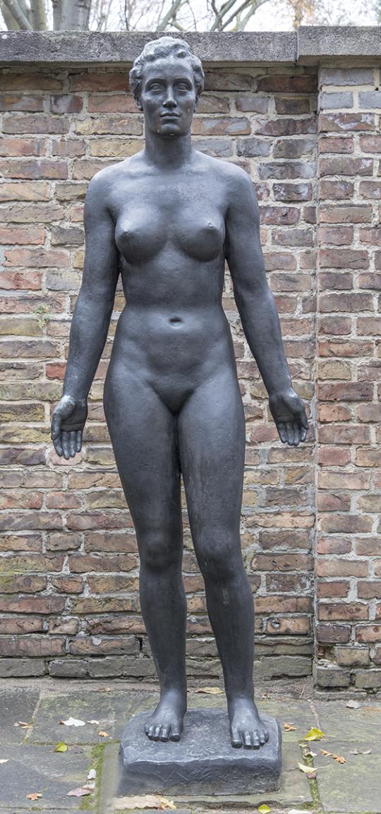Frauenstatue III