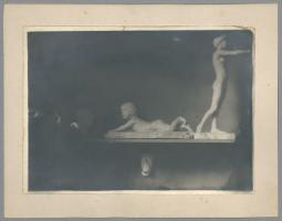 Liegendes Kind und Stehende, 1903, Gips