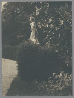 Kniendes Mädchen, 1909, Kalkstein