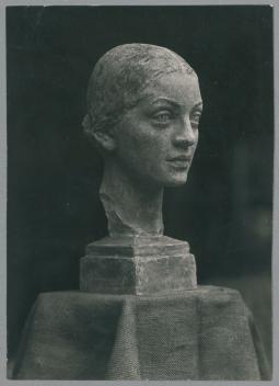 Kopf einer Kaukasierin, 1924, Steinguss, farbig gefasst