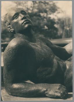 Ruhender Athlet, Detail, 1935, Bronze auf Travertin-Plinthe