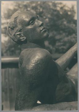 Ruhender Athlet, Detail, 1935, Bronze auf Travertin-Plinthe