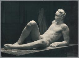 Ruhender Mann I, 1939/42, Gips