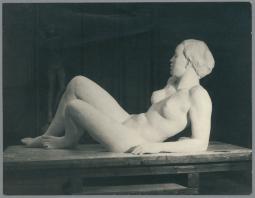 Liegende Frau II, 1939/41, Gips