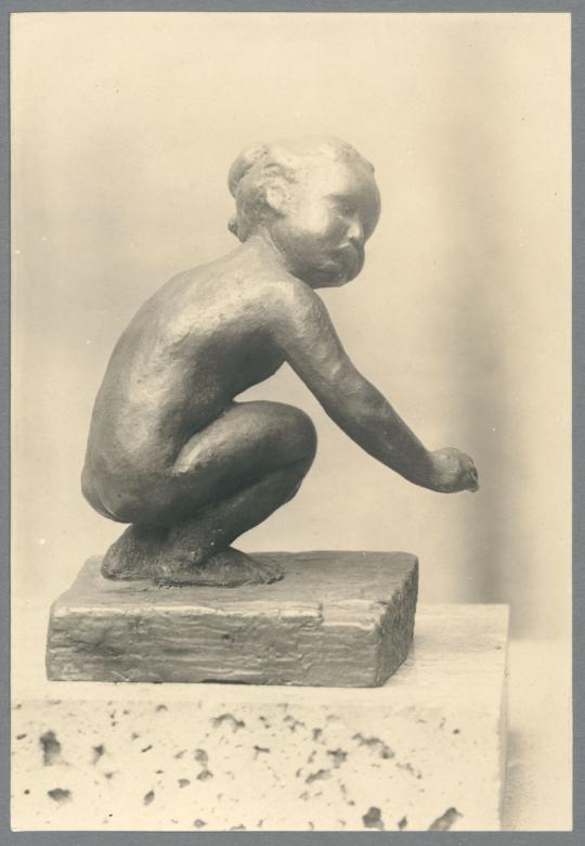 Spielendes Kind, 1905, Bronze