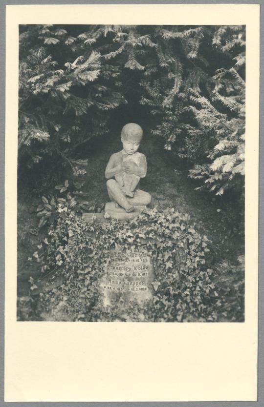 Grabmal der Eltern Theodor und Ernestine Kolbe, 1913, Rochlitzer Porphyr