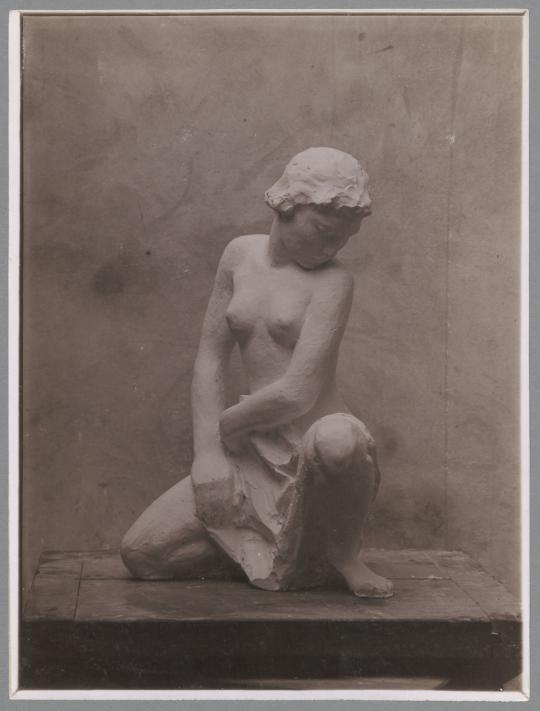 Kniende mit Gewand, 1914, Gips