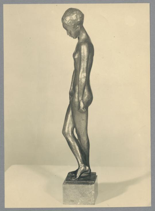 Sinnendes junges Mädchen, 1915, Bronze