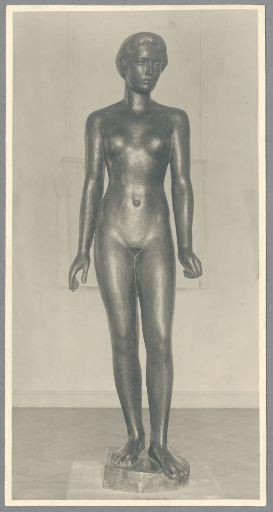 Stehende Frau, 1915/16, Bronze
                                
Stehende weibliche Figur