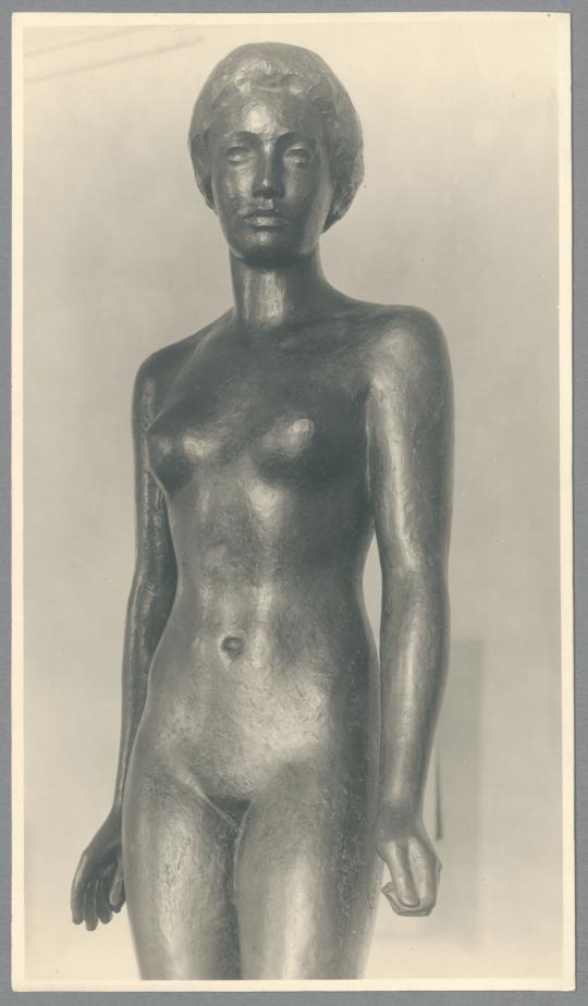 Stehende Frau, Detail, 1915/16, Bronze
                                
Stehende weibliche Figur