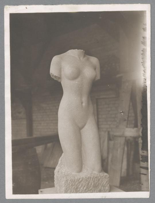 Torso Stehende Frau, 1915/18/19, Kalkstein