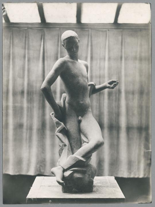 Denkmal für einen Jüngling II, 1919, Gips, farbig gefasst

Modell für eine Grabfigur