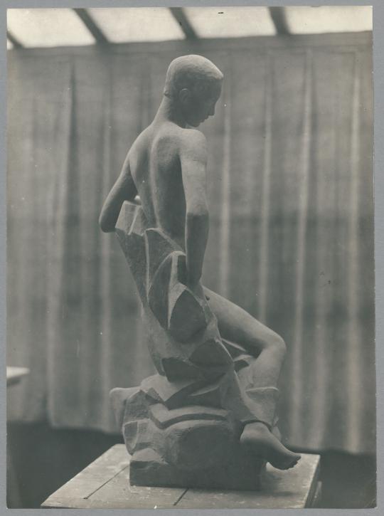 Denkmal für einen Jüngling II, 1919, Gips, farbig gefasst

Modell für eine Grabfigur