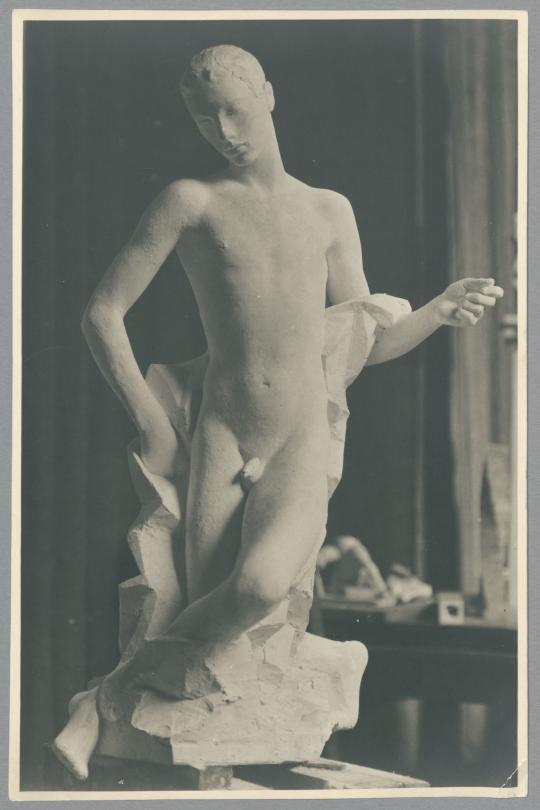 Denkmal für einen Jüngling II, 1919, Gips

Modell für eine Grabfigur