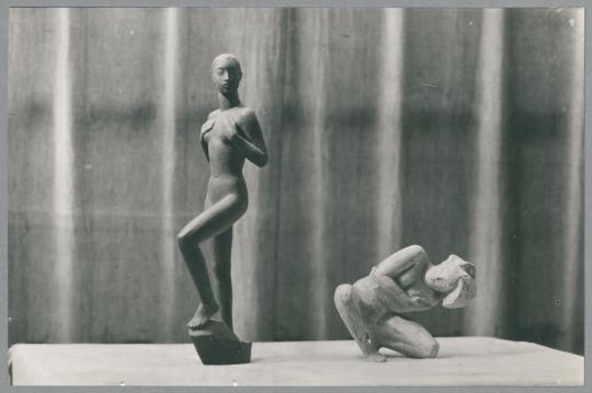 Statuette, 1921, Bronze, rechts: Susanna, 1921, Gips