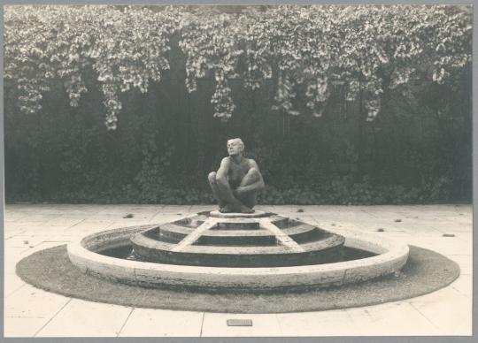 Brunnen mit Kauernder, 1925, Bronze und Kalkstein
