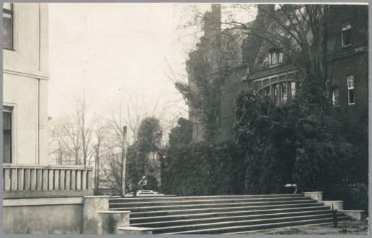 Brunnen mit Kauernder (im Hintergrund), 1925, Bronze und Kalkstein