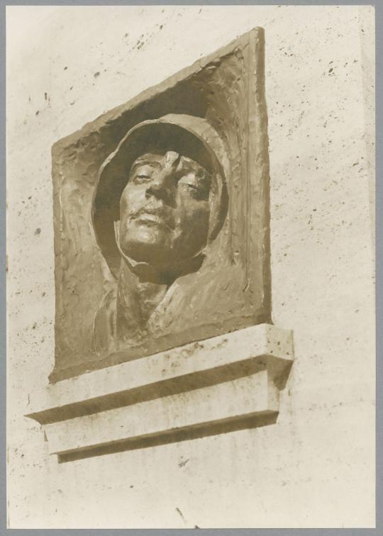 Denkmal zum Gedächtnis des Großen Krieges, Relief eingelassen in eine Kalkstein-Stele, Detail, 1925, Bronze