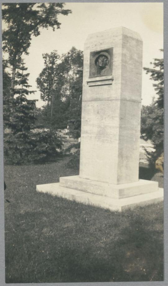 Denkmal zum Gedächtnis des Großen Krieges, Relief eingelassen in eine Kalkstein-Stele, 1925, Bronze