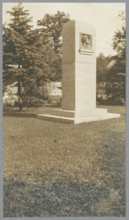 Denkmal zum Gedächtnis des Großen Krieges, Relief eingelassen in eine Kalkstein-Stele, 1925, Bronze