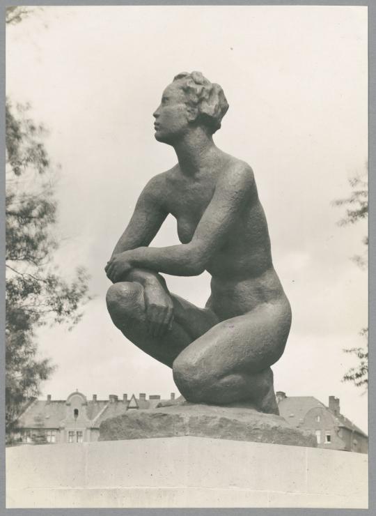 Große Kauernde, 1925/27, Bronze