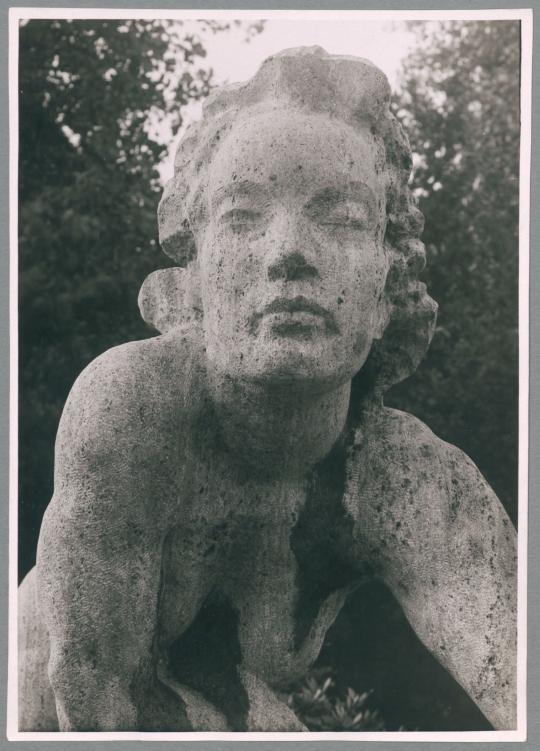 Kriechende I, Detail, 1926/27, Kalkstein