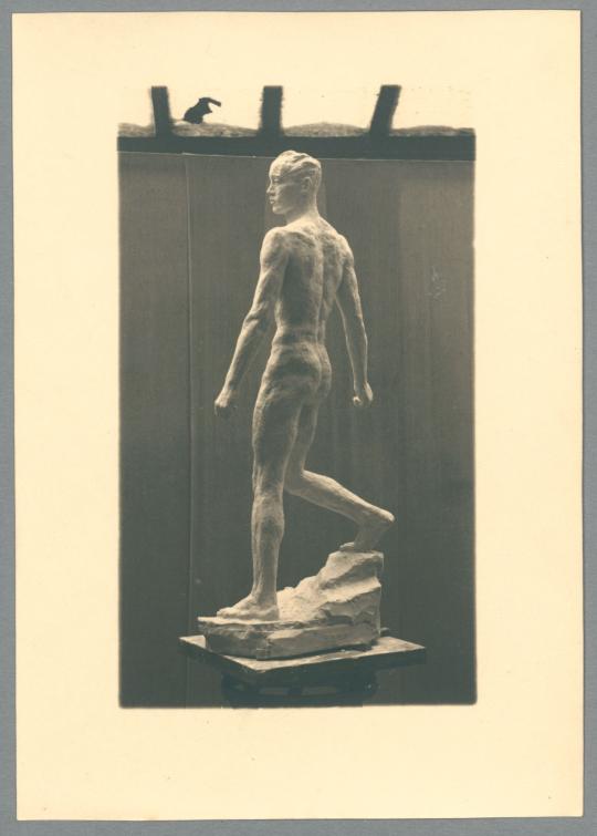 Herabschreitender, 1927, Gips